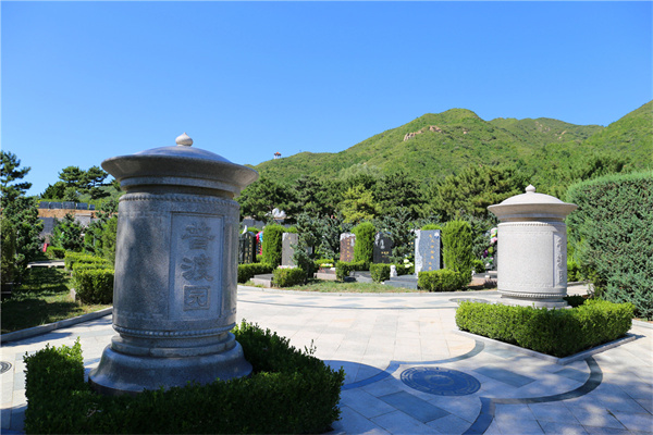天寿陵园和万佛华侨陵园如何选择？哪个陵园更有名？
