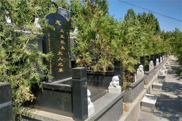 北京市万安公墓离八宝山殡仪馆多远？有万安公墓业务处电话吗？