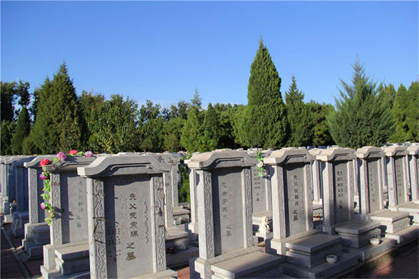 官厅中华永久陵园埋葬哪些名人？麻烦解答一下