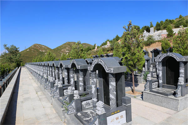 北京延庆八达岭陵园在哪里？