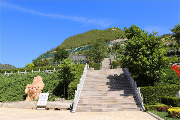 北京附近陵园廊坊三河灵泉公墓有树葬吗？陵园树葬墓地价格多少？