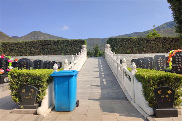 北京市潮白陵园组织蒙眼敲鼓活动