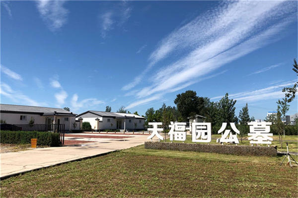 官厅中华永久陵园擦拭园区墓碑,为逝者创造整洁安逸的长眠环境
