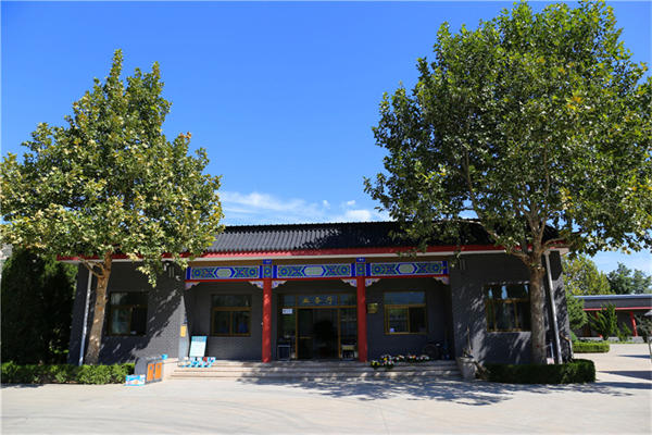 天寿陵园和万佛华侨陵园如何选择？哪个陵园更有名？