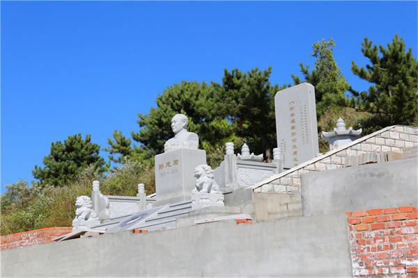 凤凰山陵园是天人合一 道法自然的墓地