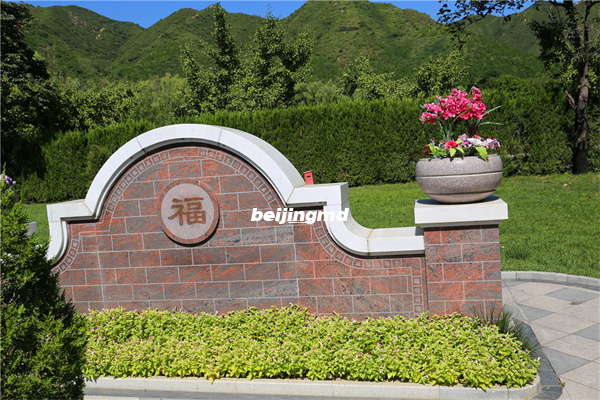 一个墓地可以葬三个人吗？为逝者购买墓地有什么条件