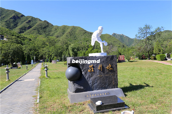 王明亚追悼会在京举行,邓超、孙茜、李光洁泪别恩师