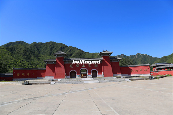 灵山宝塔陵园和清东陵万佛园哪个价格便宜？