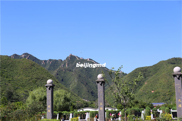 北京凤凰山陵园布局有什么特点？
