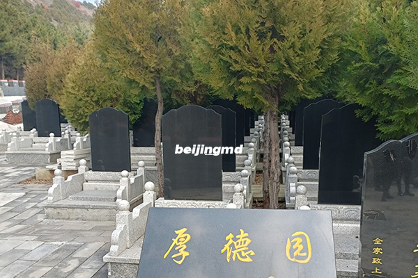 参观李大钊革命烈士墓地